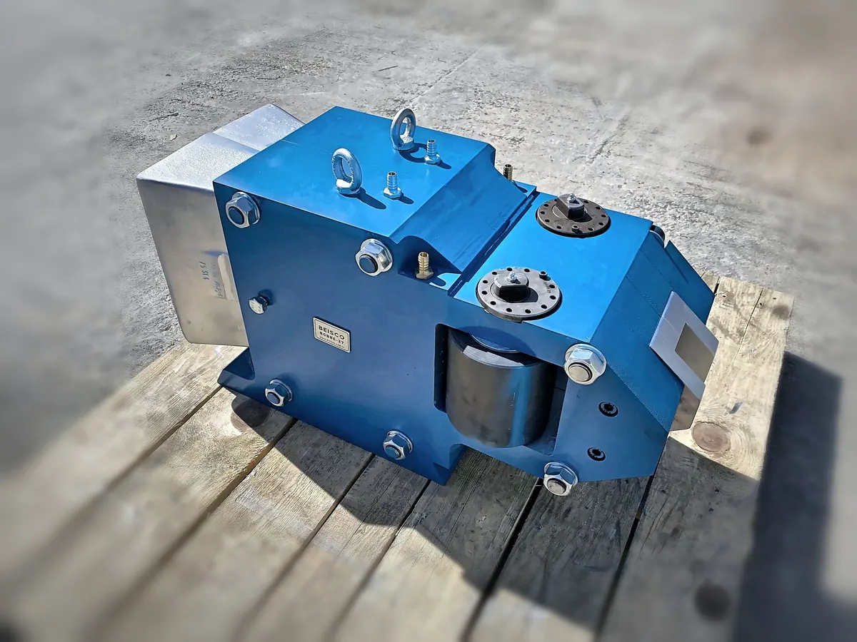 Roller guide with blue housing