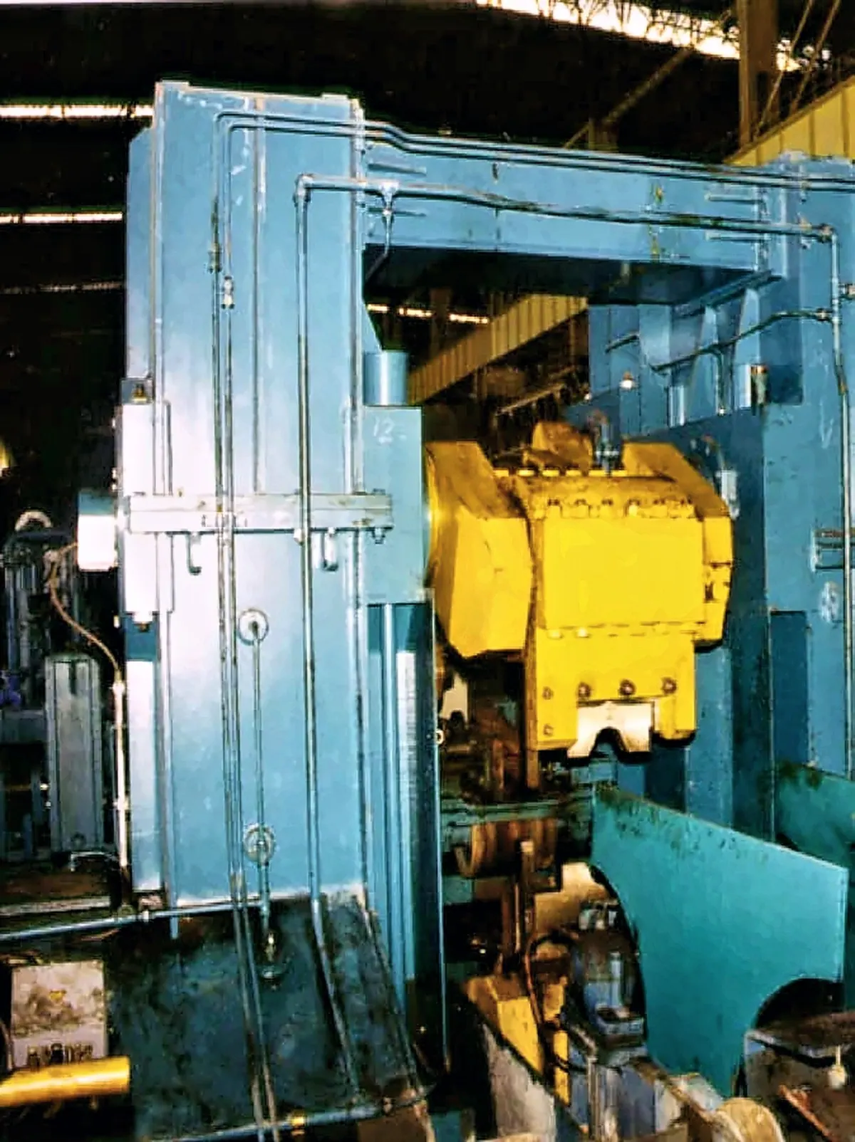 Rolling mill shear installed in the line