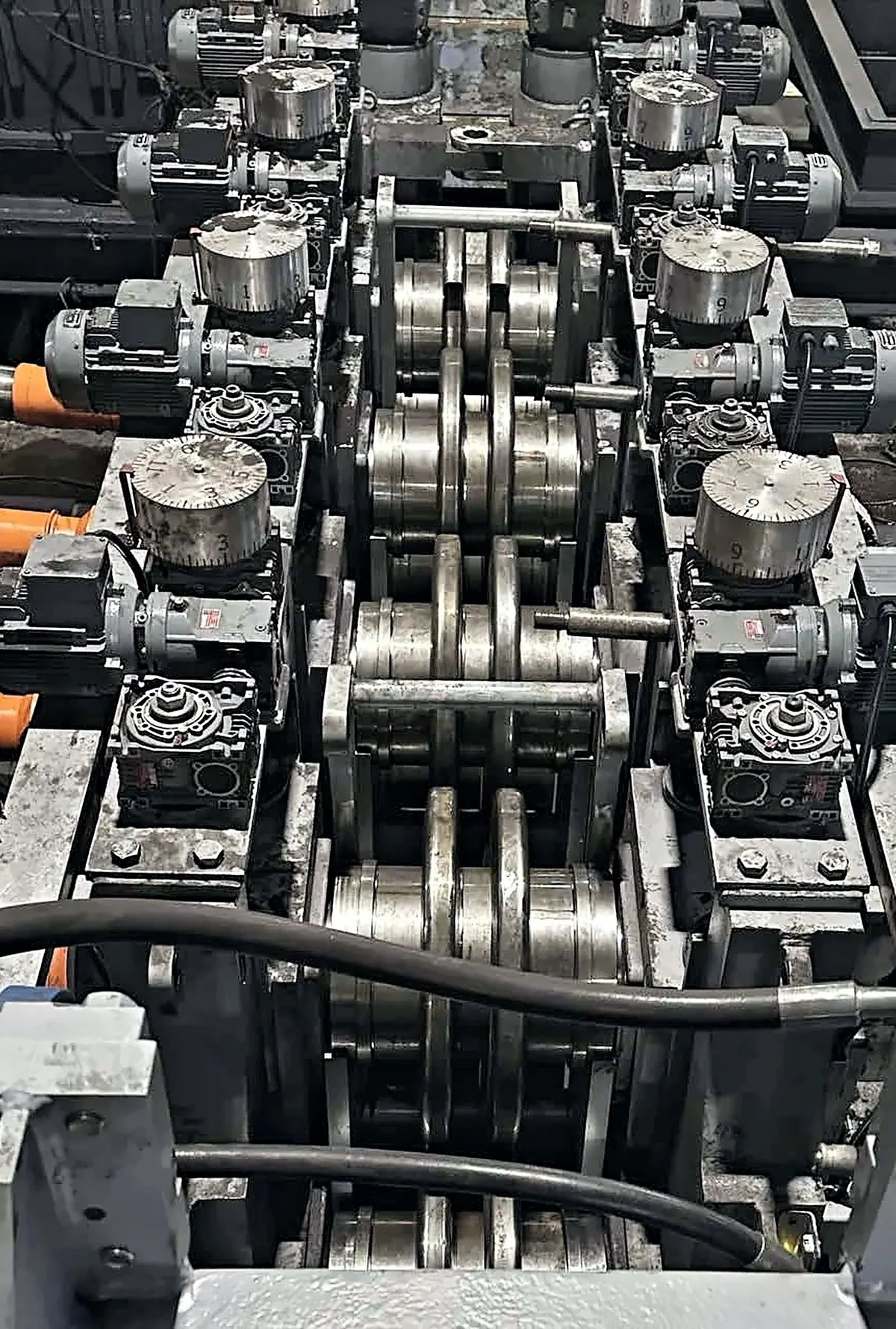 Straightening rolls from above