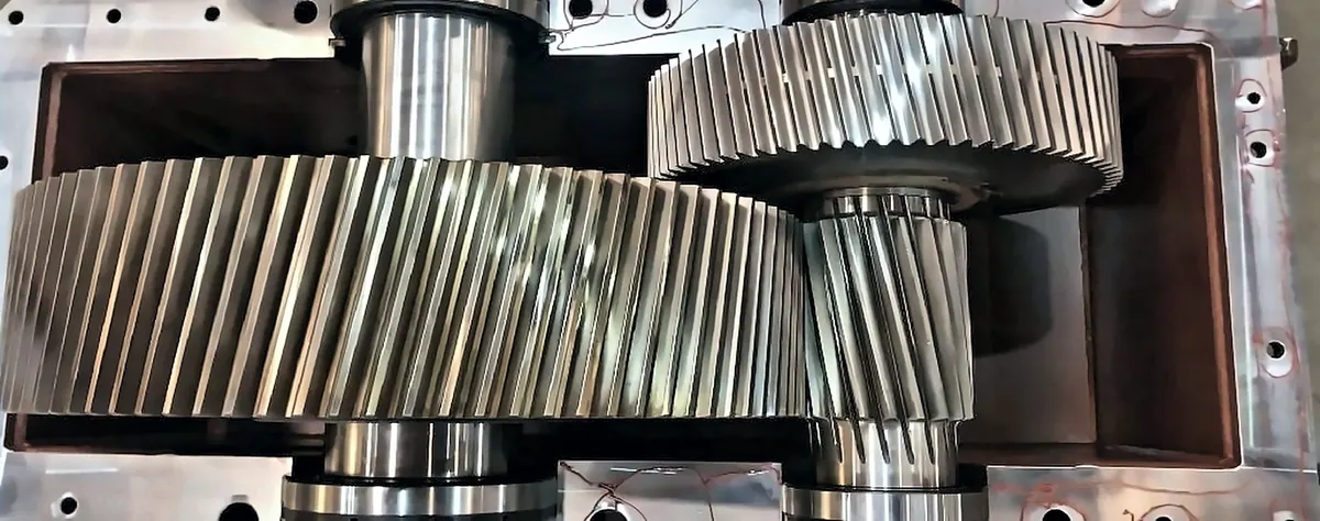 Helical gears in an open gearbox housing