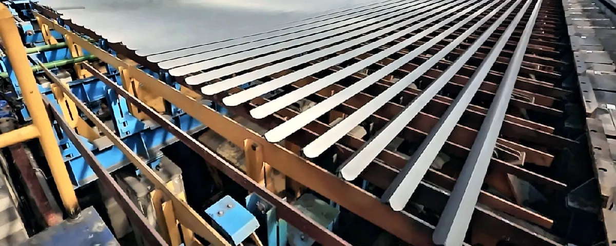 Bars on the notched racks of a cooling bed