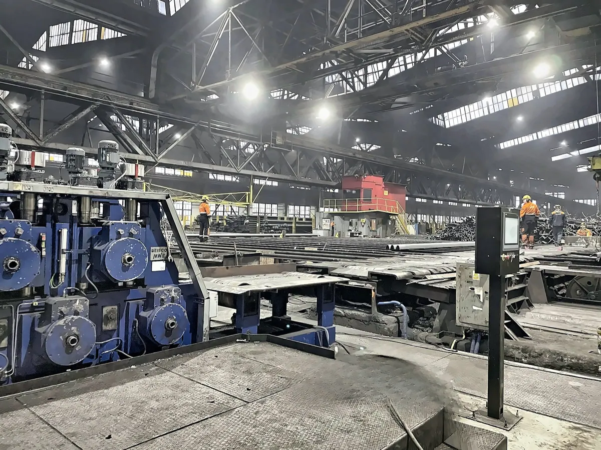 Straightening machine in the finishing area