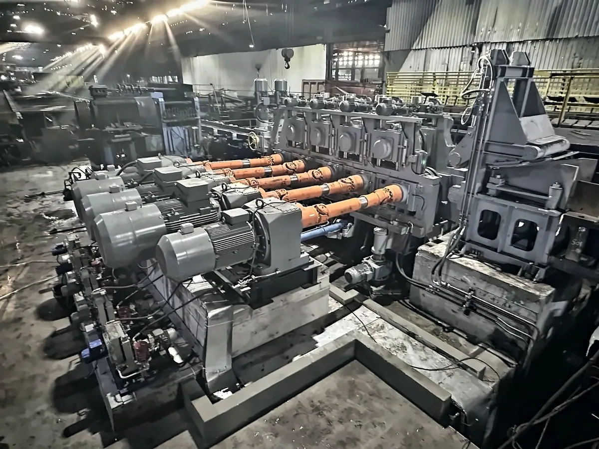 Straightening machine and drive motors
