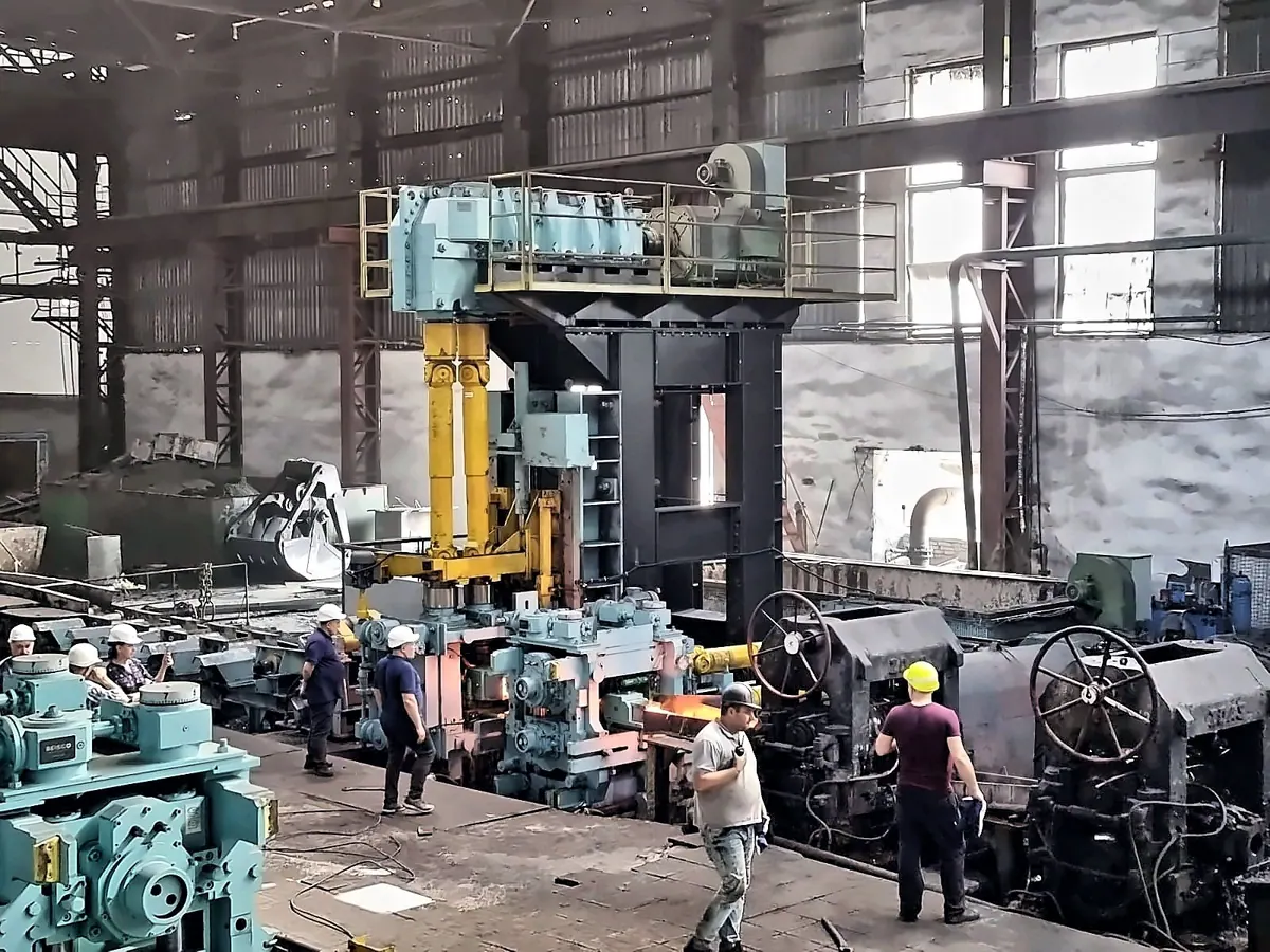 Stand line and crew in a rolling mill